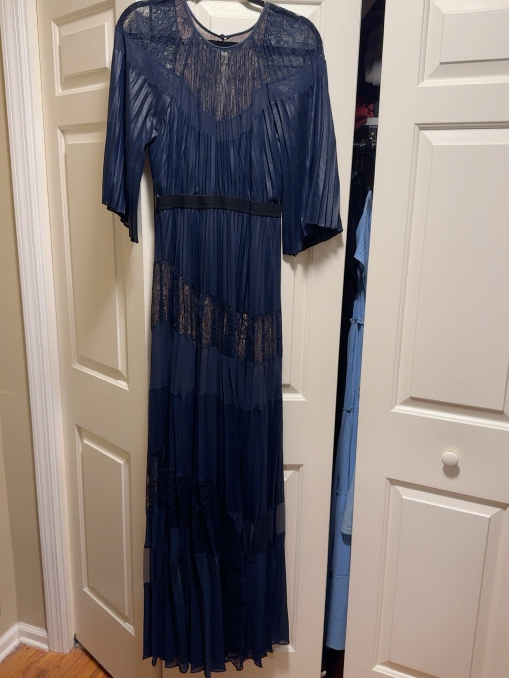 BCBGMAXAZRIA Navy Lace Pleated Maxi Dress Size 6